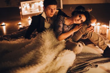 Güzel gelin ve damat mumlar arasında