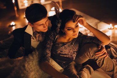 Güzel gelin ve damat mumlar arasında