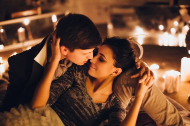 Güzel gelin ve damat mumlar arasında