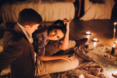 Güzel gelin ve damat mumlar arasında