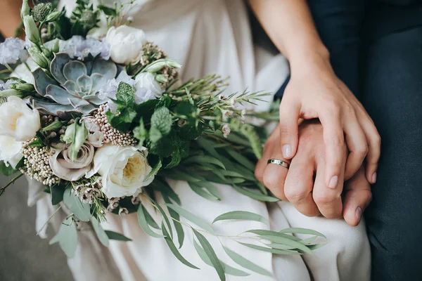 Fille et gars tenant bouquet — Photo