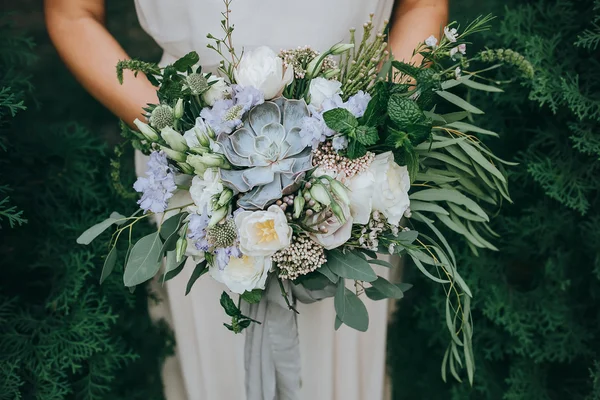 Fille en robe blanche tenant bouquet — Photo