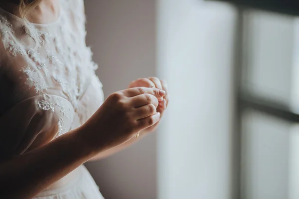 Mariée portant une robe de mariée — Photo