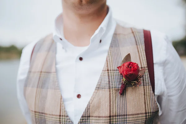 Guapo novio con boutonniere — Foto de Stock