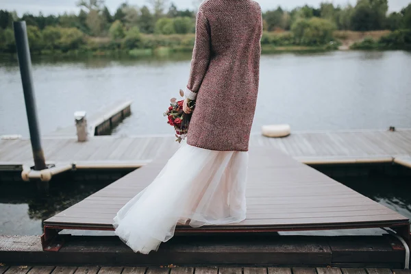 Sposa in abito da sposa con bouquet — Foto Stock