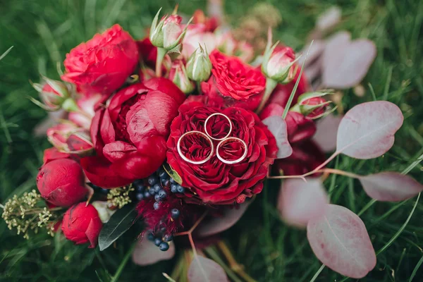 Belo buquê de casamento com anéis — Fotografia de Stock