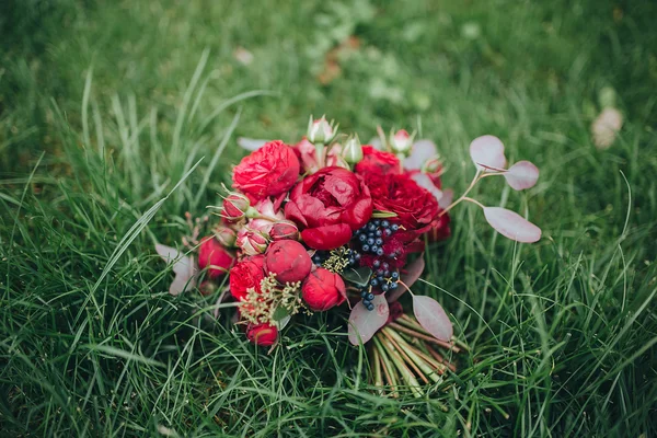 Beautiful wedding bouquet on grass — Stock Photo, Image