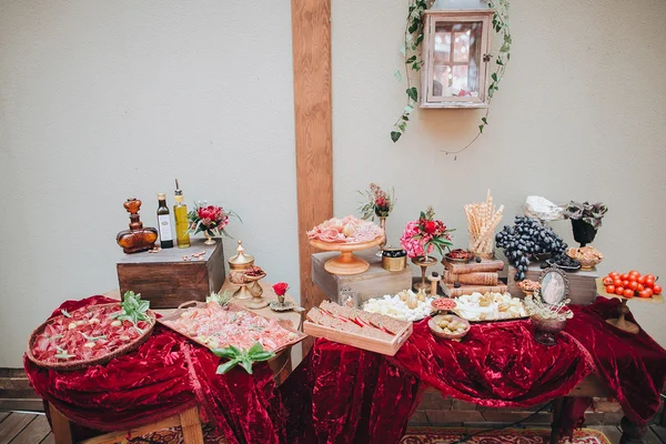 Соленый бар на свадебном столе — стоковое фото