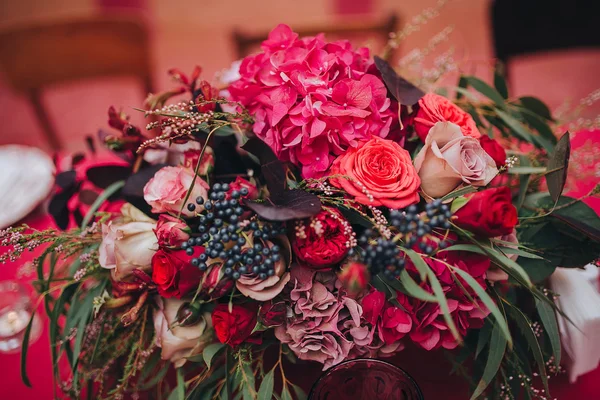 Composição de flores vermelhas e rosa na mesa — Fotografia de Stock