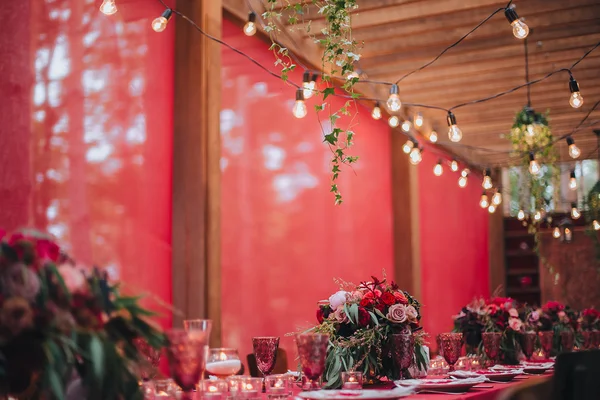 Casamento. Banquete. Marsala. Na floresta em um alpendre de madeira é se — Fotografia de Stock