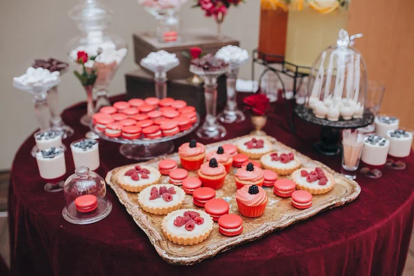 おいしいお菓子とテーブルの上のクッキー — ストック写真