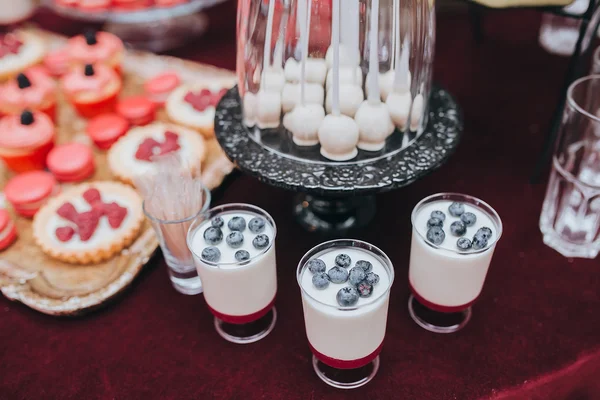 Bonbons savoureux et biscuits sur la table — Photo