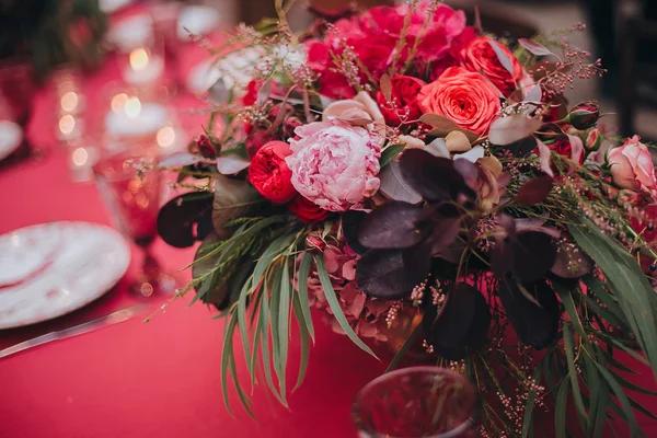 Composição de flores vermelhas e rosa na mesa — Fotografia de Stock