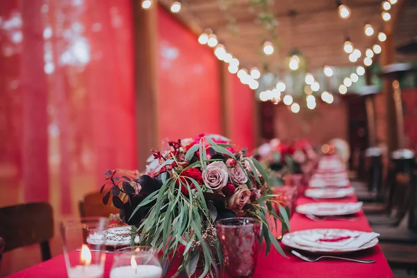 Komposisi bunga merah dan merah muda di atas meja — Stok Foto