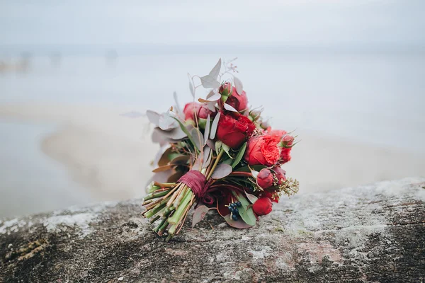 Buquê de casamento de flores vermelhas e rosa — Fotografia de Stock