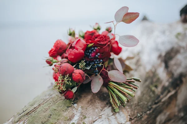 Ramo de flores rojas y rosas de la boda — Foto de Stock