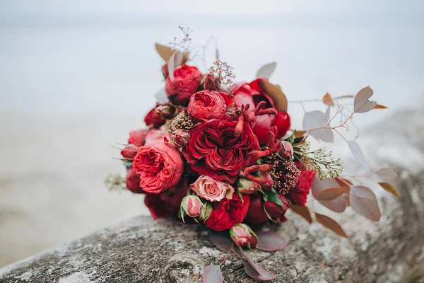 Wedding bouquet . The bride's bouquet. Bouquet of red and pink f — Stock Photo, Image
