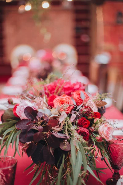 Composição de flores vermelhas e rosa na mesa — Fotografia de Stock