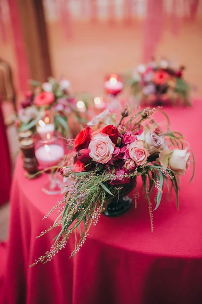 Boda. Banquete. Marsala. La composición del hilo rojo y rosa — Foto de Stock