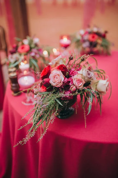 Composição de flores vermelhas e rosa na mesa — Fotografia de Stock