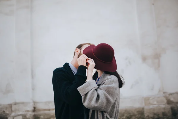 Guy e menina abraçar e beijar — Fotografia de Stock