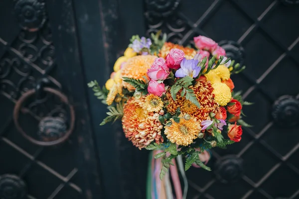 Ramo de boda con cintas de seda —  Fotos de Stock