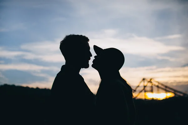 Silhouette eines liebenden Paares — Stockfoto