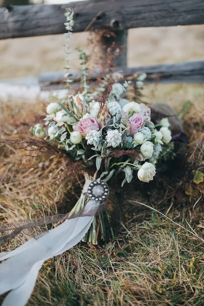 Bouquet de mariée avec rubans de soie — Photo