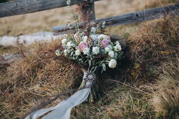 Весільний букет з шовковими стрічками — стокове фото