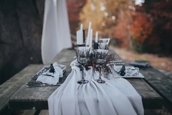 Óculos e velas na mesa de madeira — Fotografia de Stock