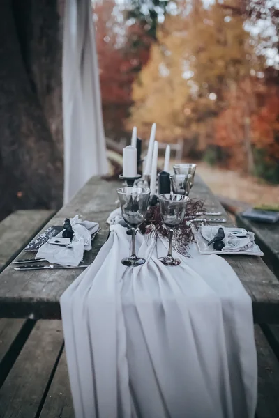 Glazen en kaarsen op de houten tafel — Stockfoto