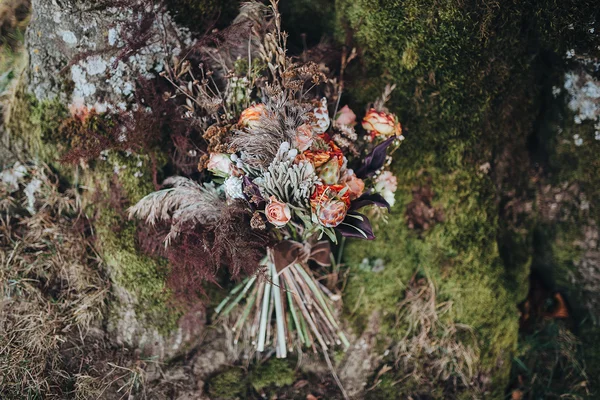 Bouquet dengan pita pada lumut — Stok Foto