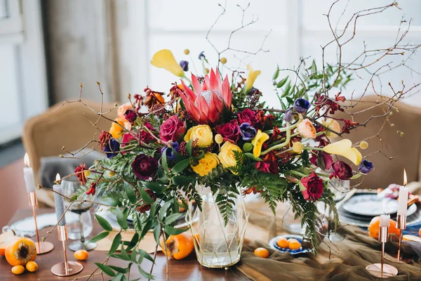 Decoração floral na mesa de madeira — Fotografia de Stock