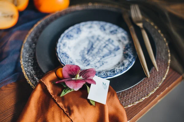 Tischdecke und Vintage-Teller — Stockfoto