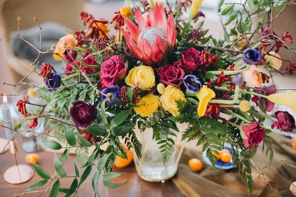 Decoración floral sobre mesa de madera —  Fotos de Stock