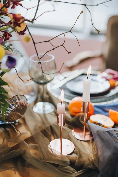 Arranjo de flores e velas na mesa — Fotografia de Stock