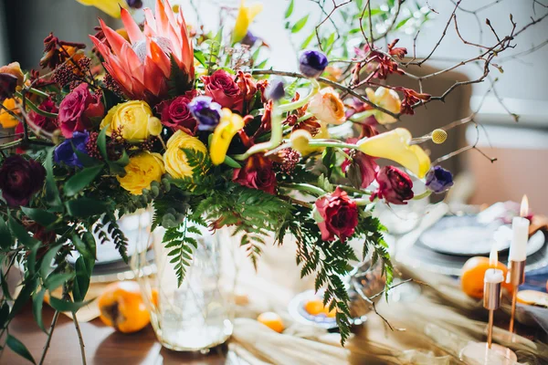 Decoración floral sobre mesa de madera —  Fotos de Stock