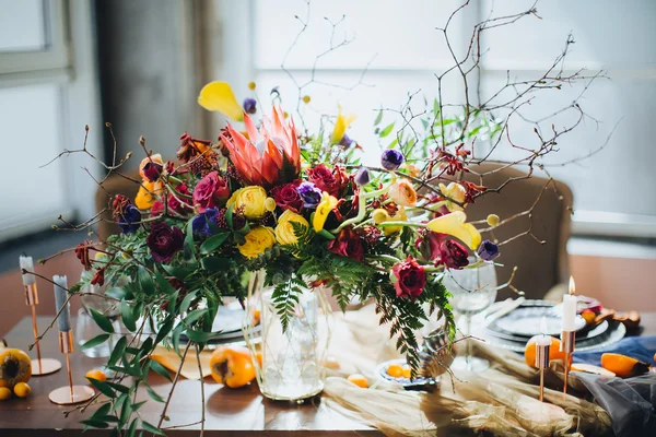 Decoración floral sobre mesa de madera —  Fotos de Stock