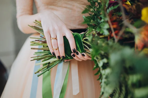 Pengantin dalam gaun memegang karangan bunga — Stok Foto
