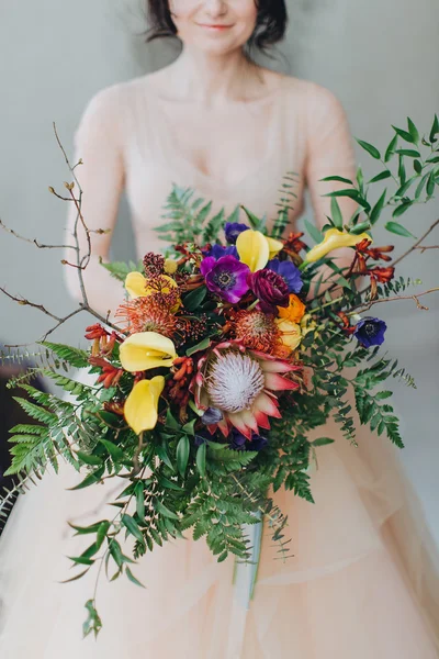 Nevěsta v šatech drží kytici — Stock fotografie