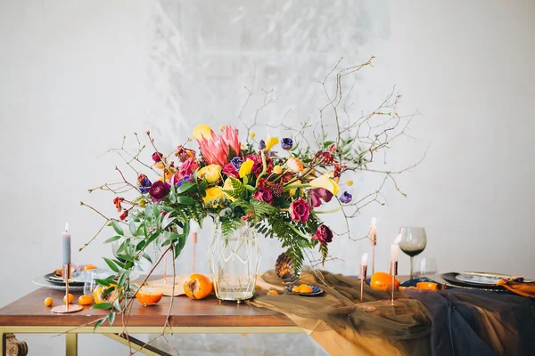 Květinová výzdoba na dřevěný stůl — Stock fotografie