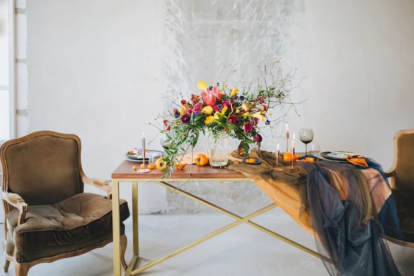 Arranjo floral na mesa de madeira — Fotografia de Stock