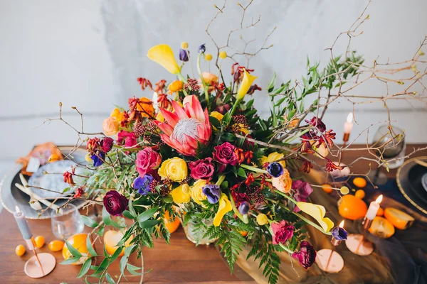 Floral Decor on wooden table — Stock Photo, Image