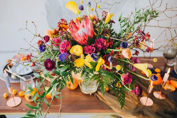 Floral Decor di meja kayu — Stok Foto