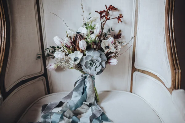 Bouquet de mariage sur chaise vintage — Photo