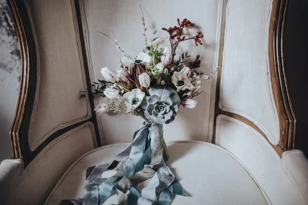 Buket pernikahan di kursi vintage — Stok Foto