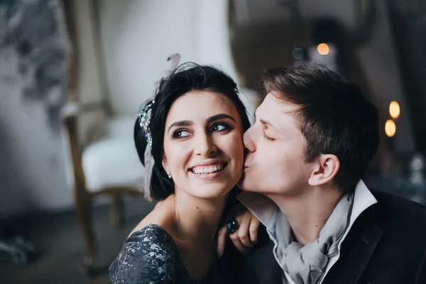 Vackra bruden och brudgummen kramas — Stockfoto