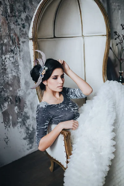 Sposa in abito seduta sulla sedia vintage — Foto Stock