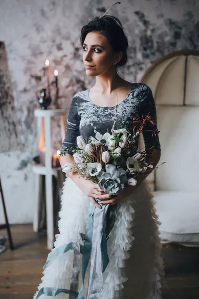 Braut mit Blumenstrauß und viel Grün — Stockfoto