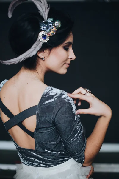 A szürke ruha a gyönyörű menyasszony — Stock Fotó